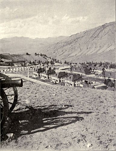 FORT YELLOWSTONE.

From stereograph, copyright 1904, by Underwood & Underwood, New
York.