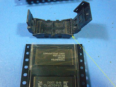 図1:E28F002BX-Tチップ用ソケット <click>→図2:チップと置き換え可能か?否!